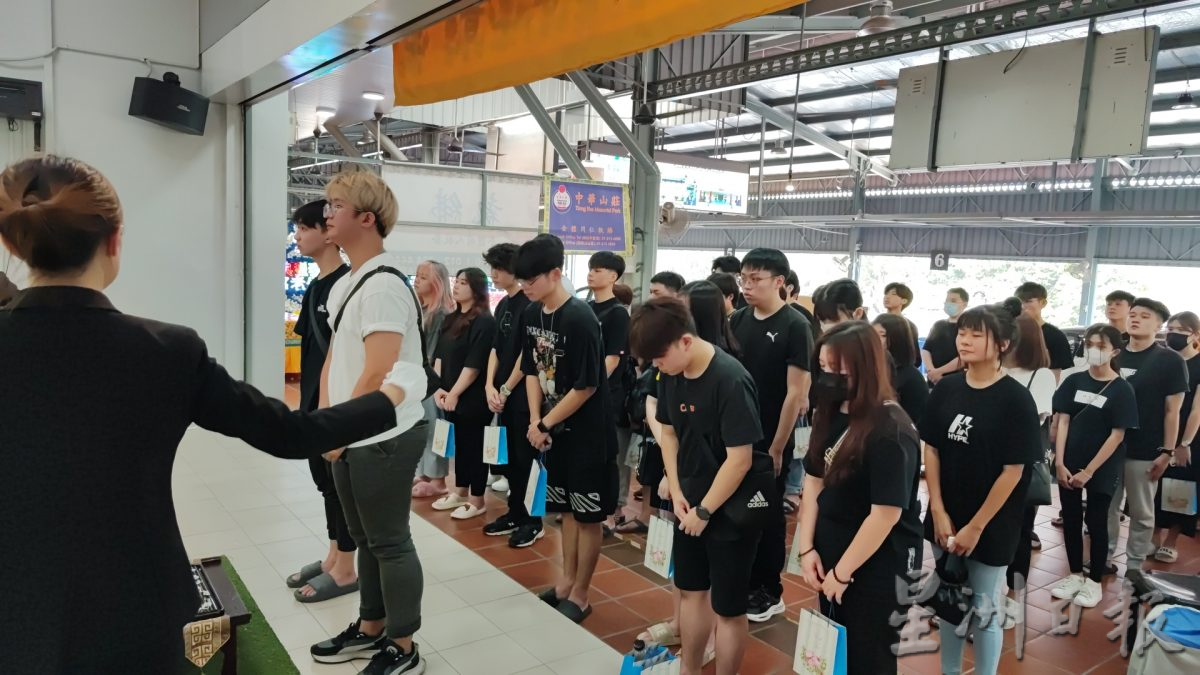 30岁司机逆向行驶酿祸,19岁华裔情侣魂断公路,举殡日亲友哭送最后一程