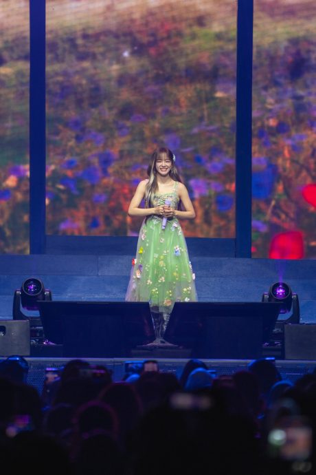 全场粉丝纸飞机应援 金世正感动泛泪