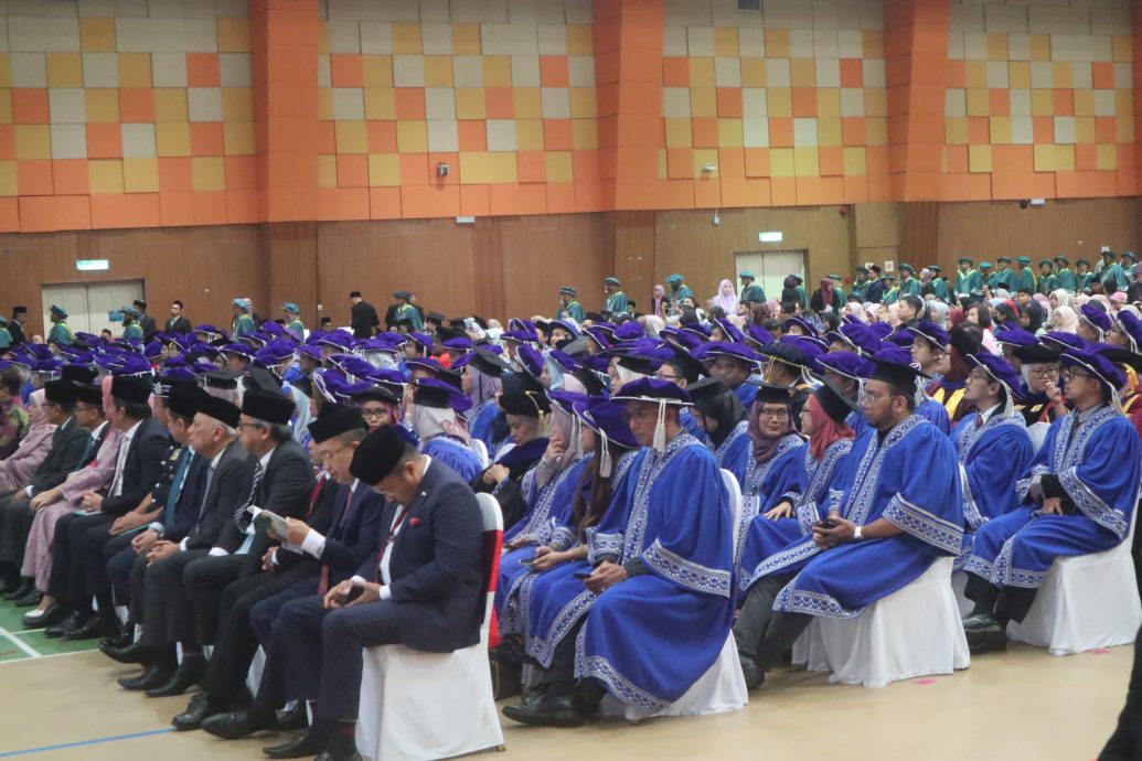 全:国家元首苏丹阿都拉陛下谕令苏丹阿都拉彭亨大学(UMPSA),将机器人技术(robotik)和人工智能等高科技新领域,作为研究优先事项