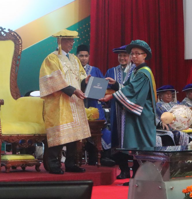 全:国家元首苏丹阿都拉陛下谕令苏丹阿都拉彭亨大学(UMPSA),将机器人技术(robotik)和人工智能等高科技新领域,作为研究优先事项