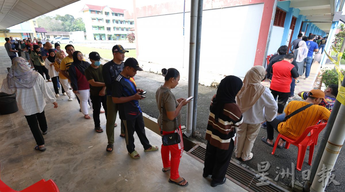 很多年轻人回来及很多老年人候轮椅投票