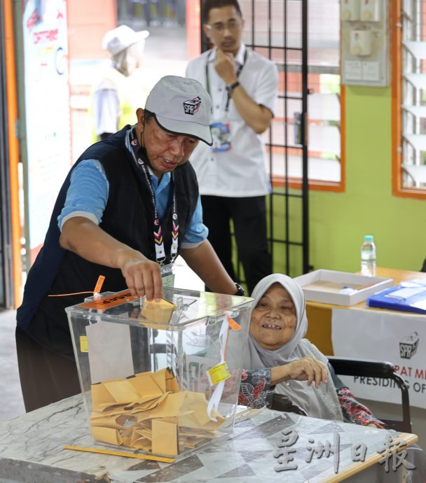很多年轻人回来及很多老年人候轮椅投票