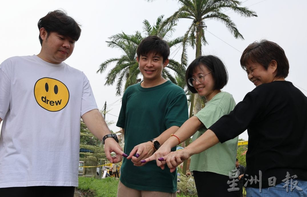 很多年轻人回来及很多老年人候轮椅投票