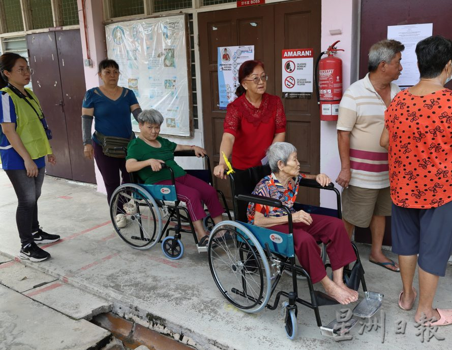 很多年轻人回来及很多老年人候轮椅投票