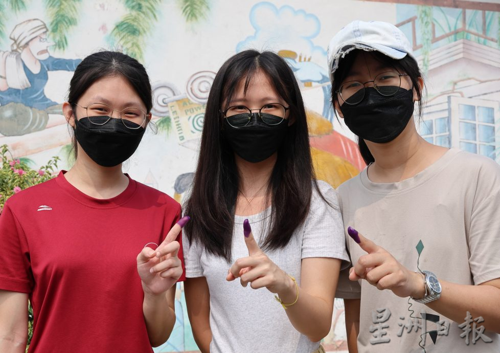 很多年轻人回来及很多老年人候轮椅投票