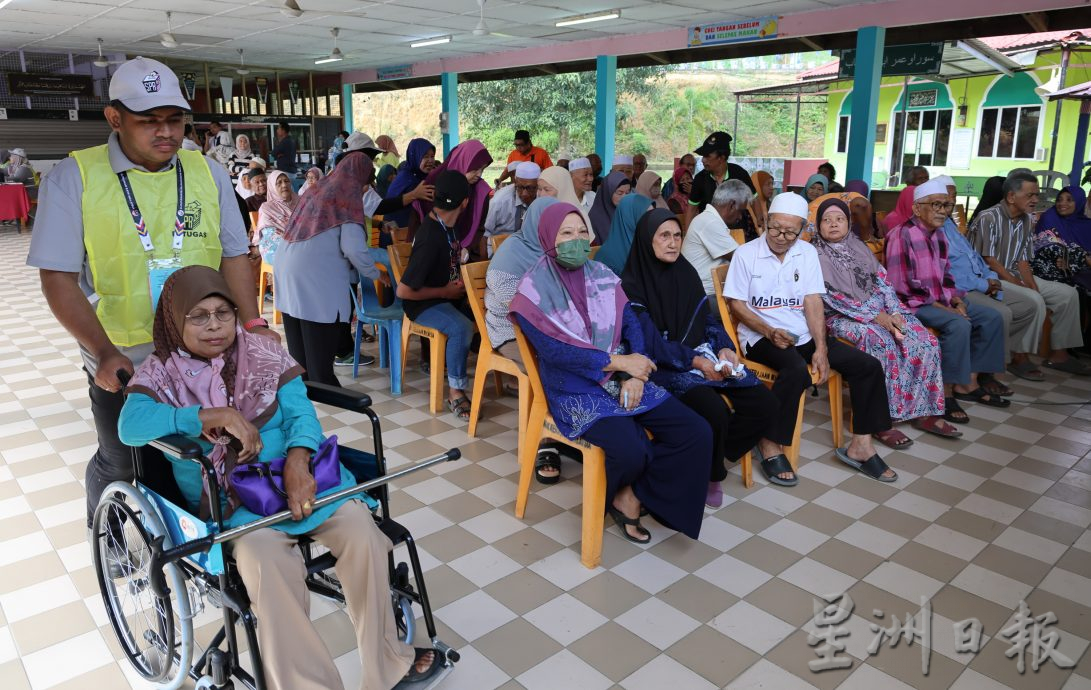 很多年轻人回来及很多老年人候轮椅投票