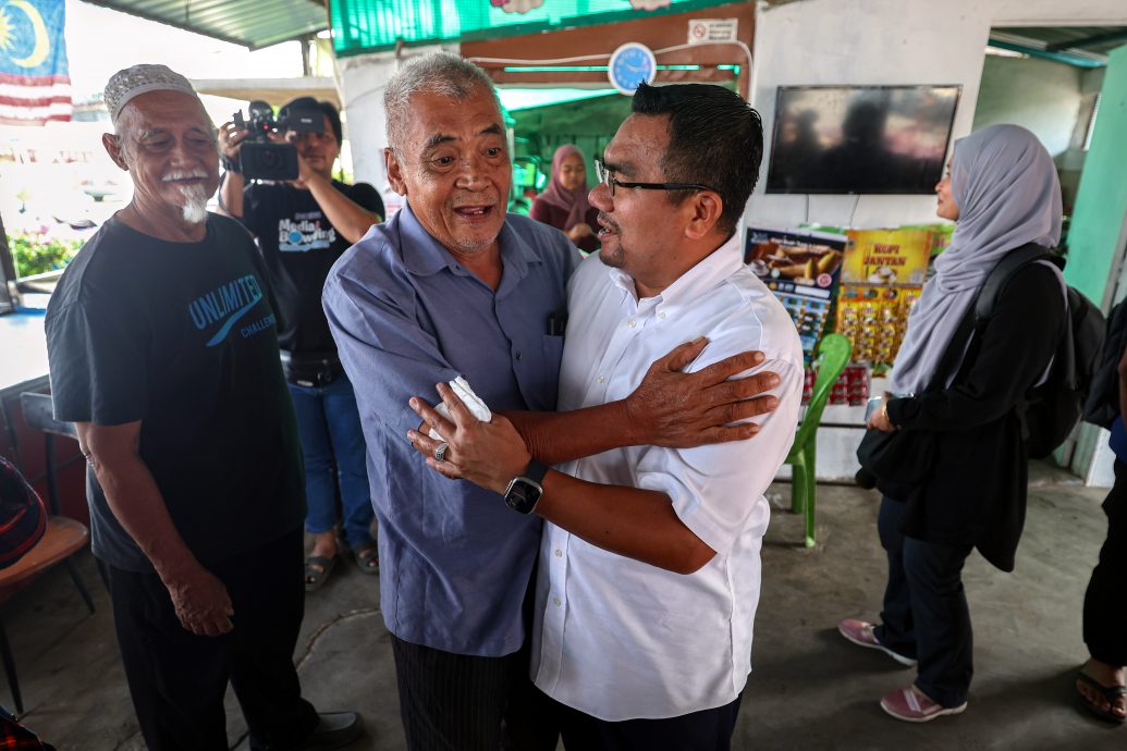 全:阿米扎中选后带5名穆斯林需援助群体前往朝圣。