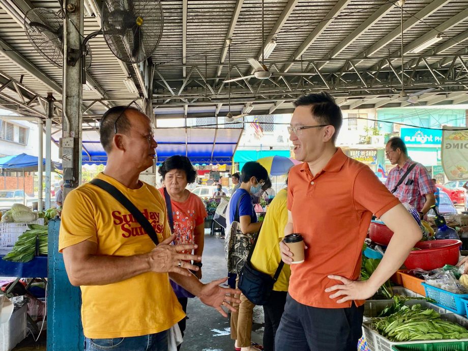 冯晋哲受封后如常走访巴刹