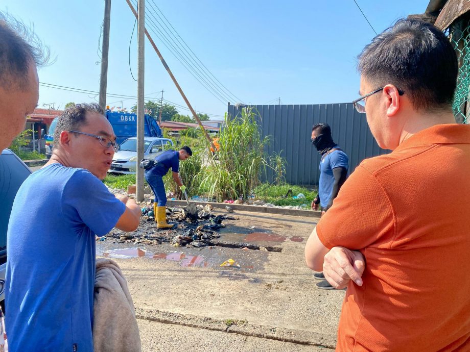 冯晋哲受封后如常走访巴刹