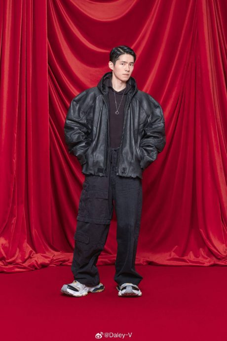 刘昊然巴黎走秀大翻车 遭网痛批没骨气