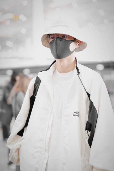 刘昊然巴黎走秀大翻车 遭网痛批没骨气