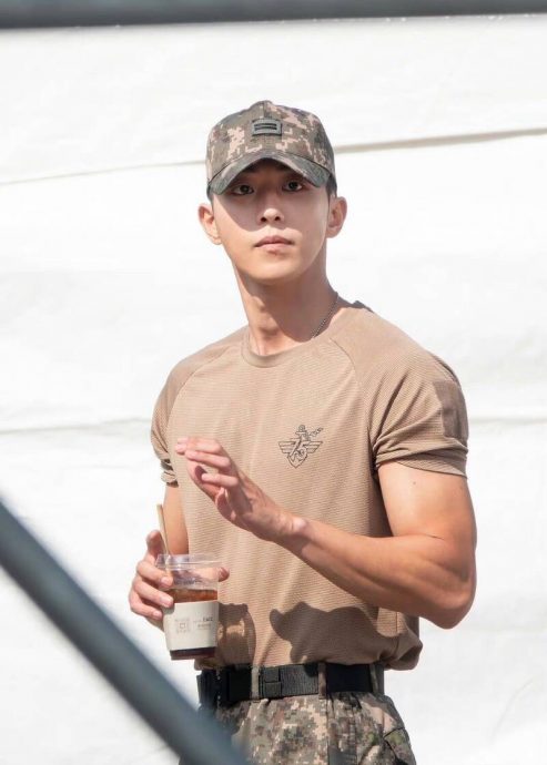 南柱赫入伍明显变壮 网:去军队拍偶像剧了