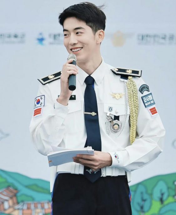 南柱赫入伍明显变壮 网:去军队拍偶像剧了