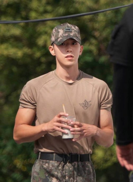 南柱赫入伍明显变壮 网:去军队拍偶像剧了