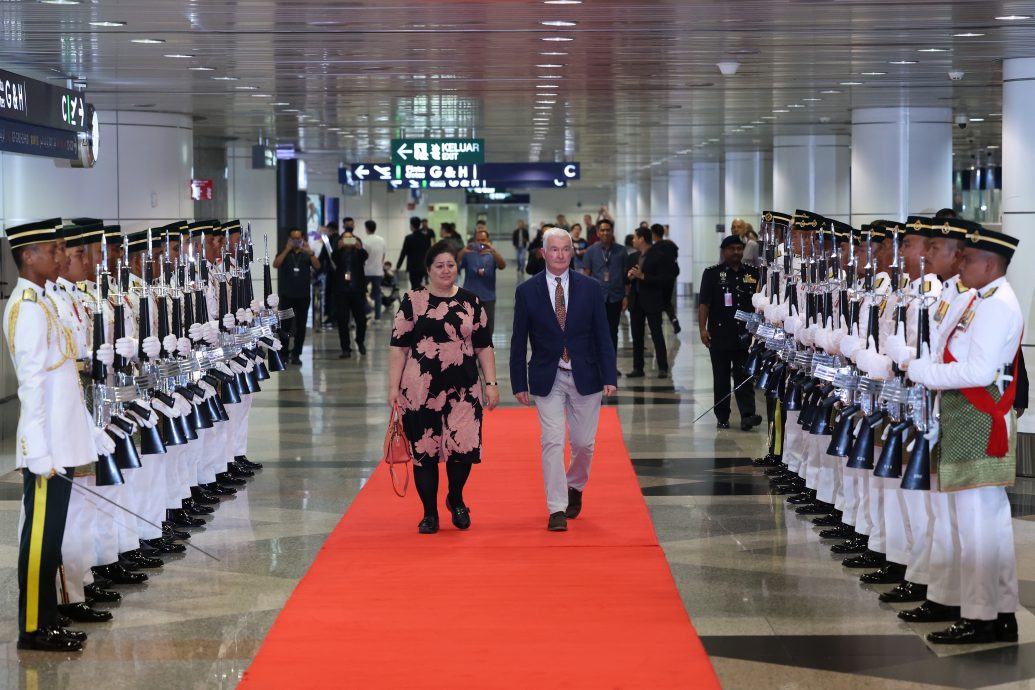 即日起国事访问4天·纽总督会晤元首安华