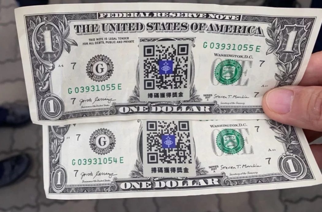 台男漫天撒美金11名路人都没捡 警方证实是真钞 竟然没犯法?