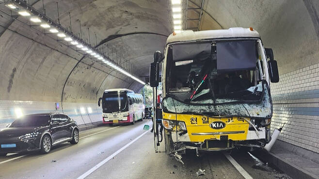 司机未注意前车放缓 巴士猛撞厢型车酿4死