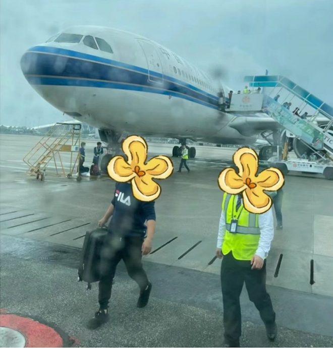 向飞机扔硬币致延误3小时 乘客被警带走调查