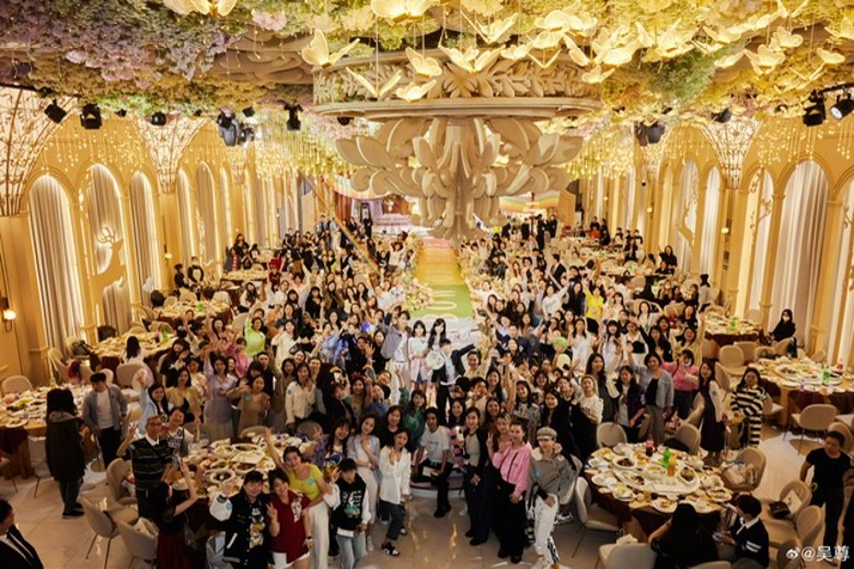 吴尊庆生大手笔宠粉  豪开22桌请粉丝吃酒席