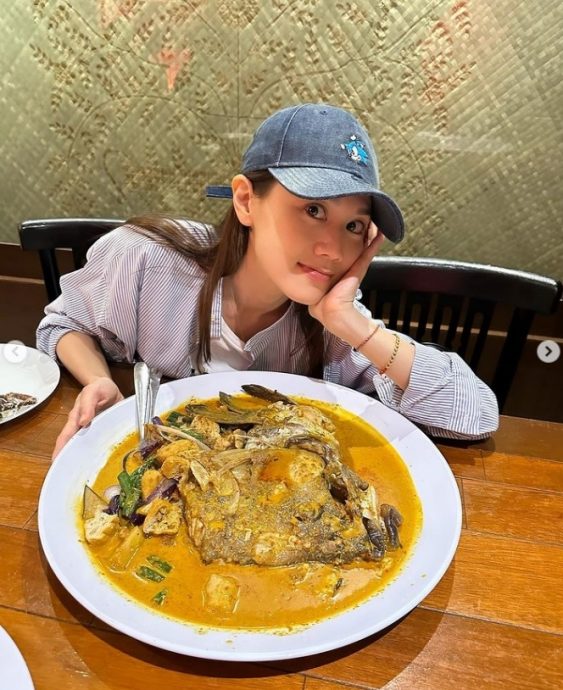 周秀娜来马拍戏偷闲觅食 晒泳照露玉背惊现青筋