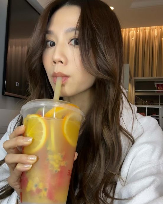 周秀娜来马拍戏偷闲觅食 晒泳照露玉背惊现青筋