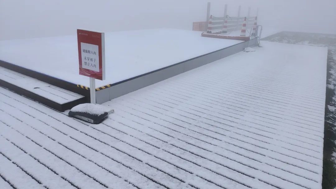 国庆十一假期刚过 北京延庆落雪似仙境