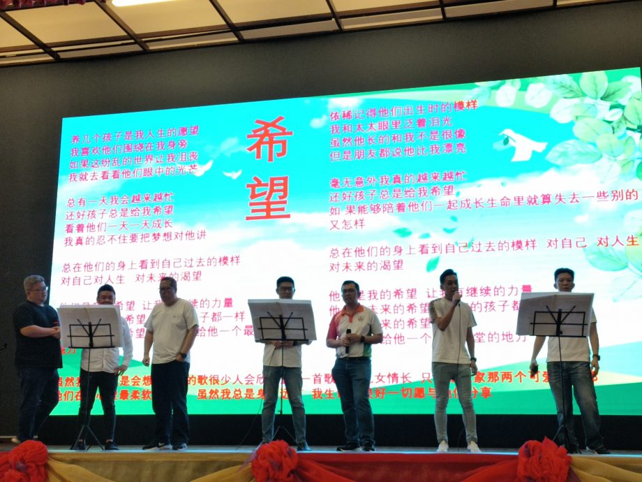 国:暖势力:居銮中华二小董家协理事独具心思,亲自为学生们呈献一系列精彩的表演,为大家带来了一场别开生面的儿童节盛宴。