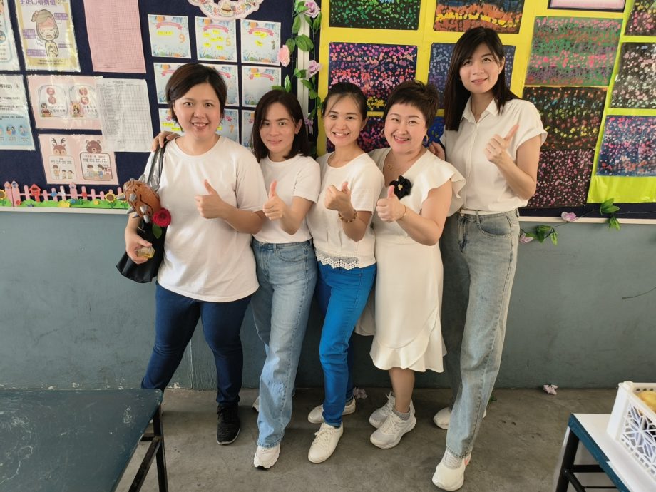 国:暖势力:居銮中华二小董家协理事独具心思,亲自为学生们呈献一系列精彩的表演,为大家带来了一场别开生面的儿童节盛宴。