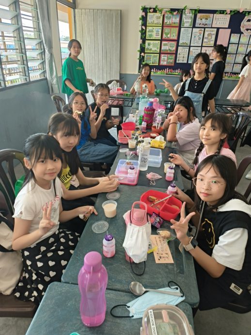 国:暖势力:居銮中华二小董家协理事独具心思,亲自为学生们呈献一系列精彩的表演,为大家带来了一场别开生面的儿童节盛宴。