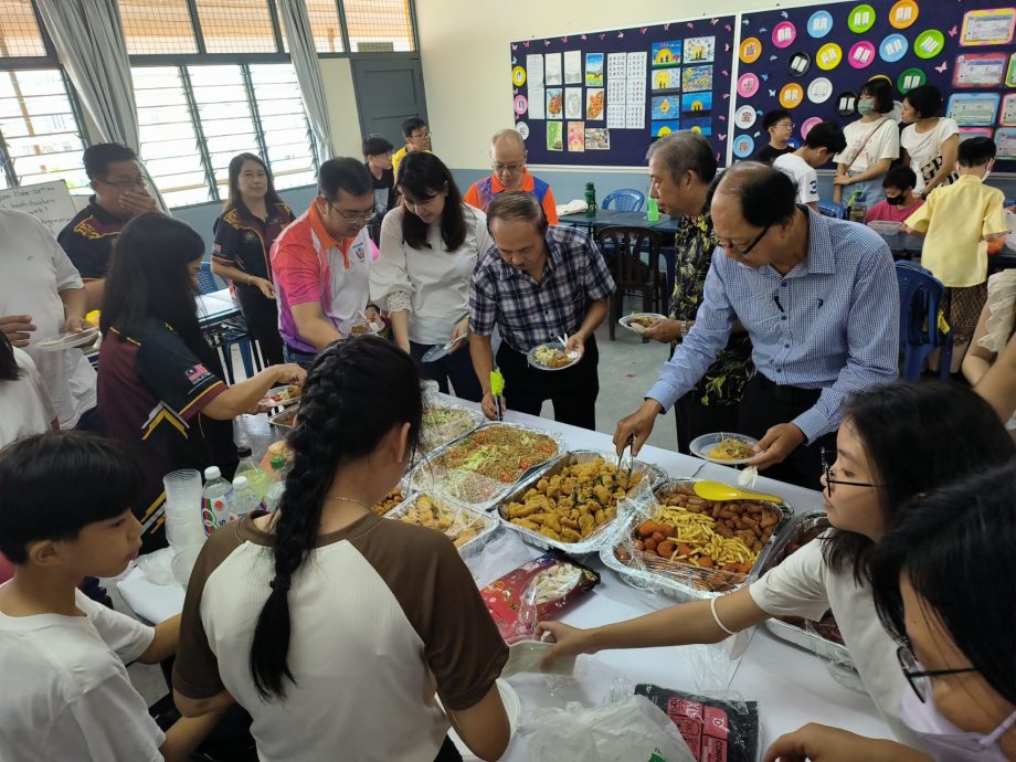 国:暖势力:居銮中华二小董家协理事独具心思,亲自为学生们呈献一系列精彩的表演,为大家带来了一场别开生面的儿童节盛宴。