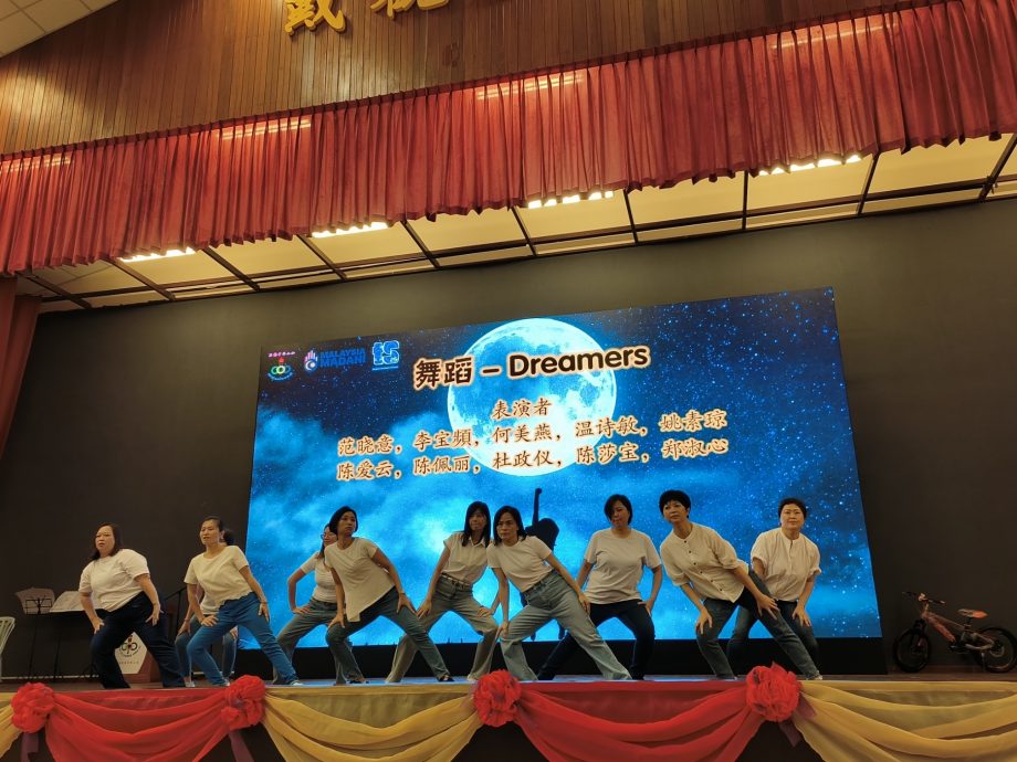 国:暖势力:居銮中华二小董家协理事独具心思,亲自为学生们呈献一系列精彩的表演,为大家带来了一场别开生面的儿童节盛宴。