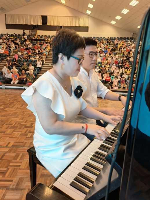 国:暖势力:居銮中华二小董家协理事独具心思,亲自为学生们呈献一系列精彩的表演,为大家带来了一场别开生面的儿童节盛宴。