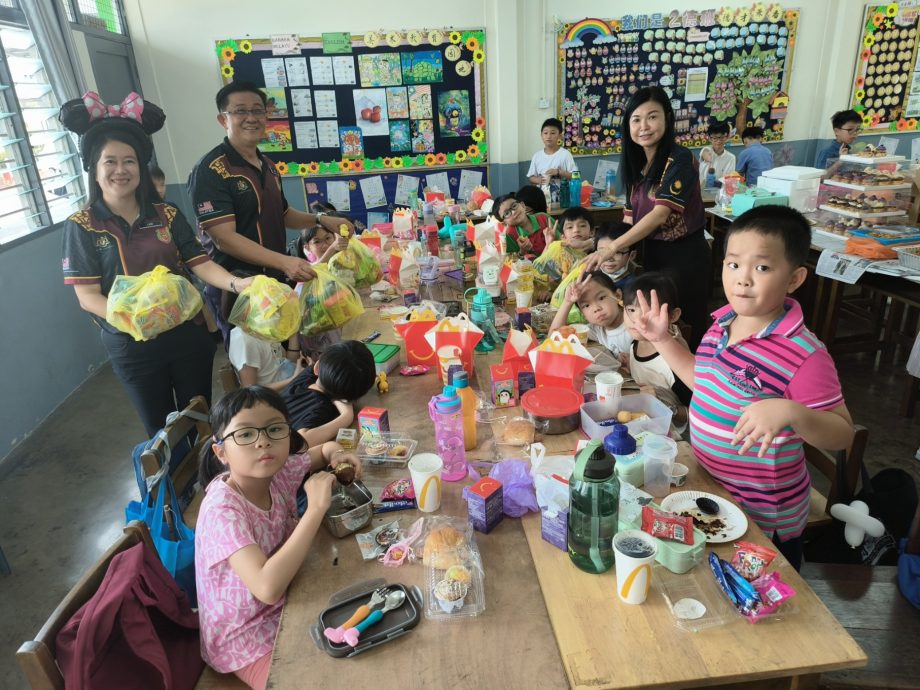 国:暖势力:居銮中华二小董家协理事独具心思,亲自为学生们呈献一系列精彩的表演,为大家带来了一场别开生面的儿童节盛宴。