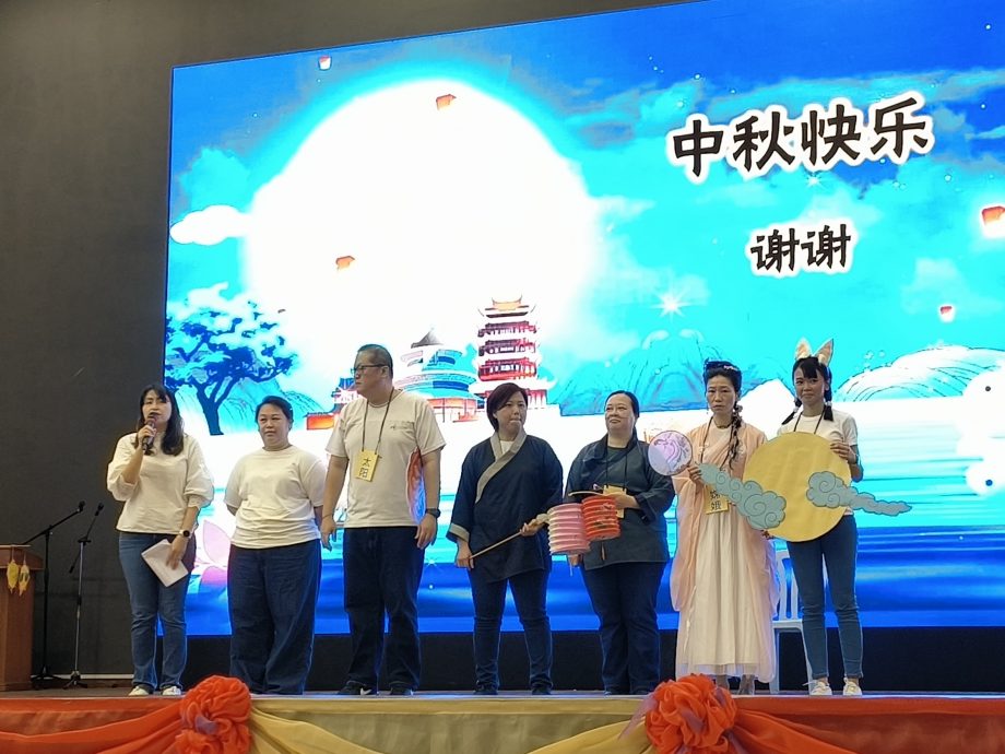 国:暖势力:居銮中华二小董家协理事独具心思,亲自为学生们呈献一系列精彩的表演,为大家带来了一场别开生面的儿童节盛宴。