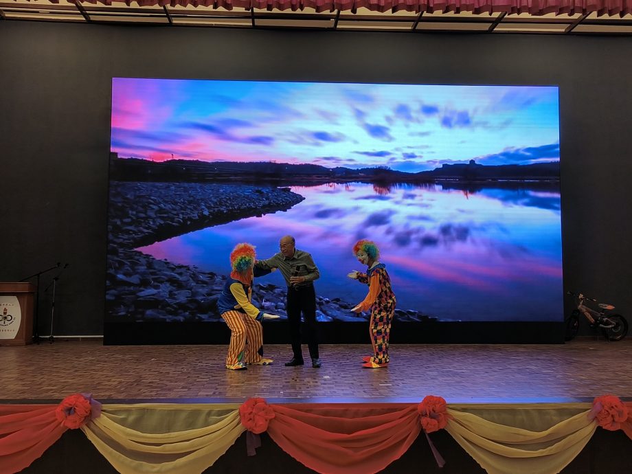 国:暖势力:居銮中华二小董家协理事独具心思,亲自为学生们呈献一系列精彩的表演,为大家带来了一场别开生面的儿童节盛宴。