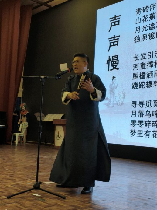 国:暖势力:居銮中华二小董家协理事独具心思,亲自为学生们呈献一系列精彩的表演,为大家带来了一场别开生面的儿童节盛宴。