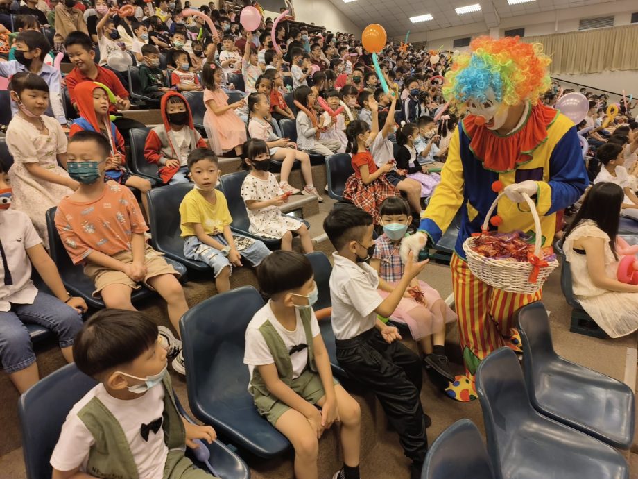 国:暖势力:居銮中华二小董家协理事独具心思,亲自为学生们呈献一系列精彩的表演,为大家带来了一场别开生面的儿童节盛宴。