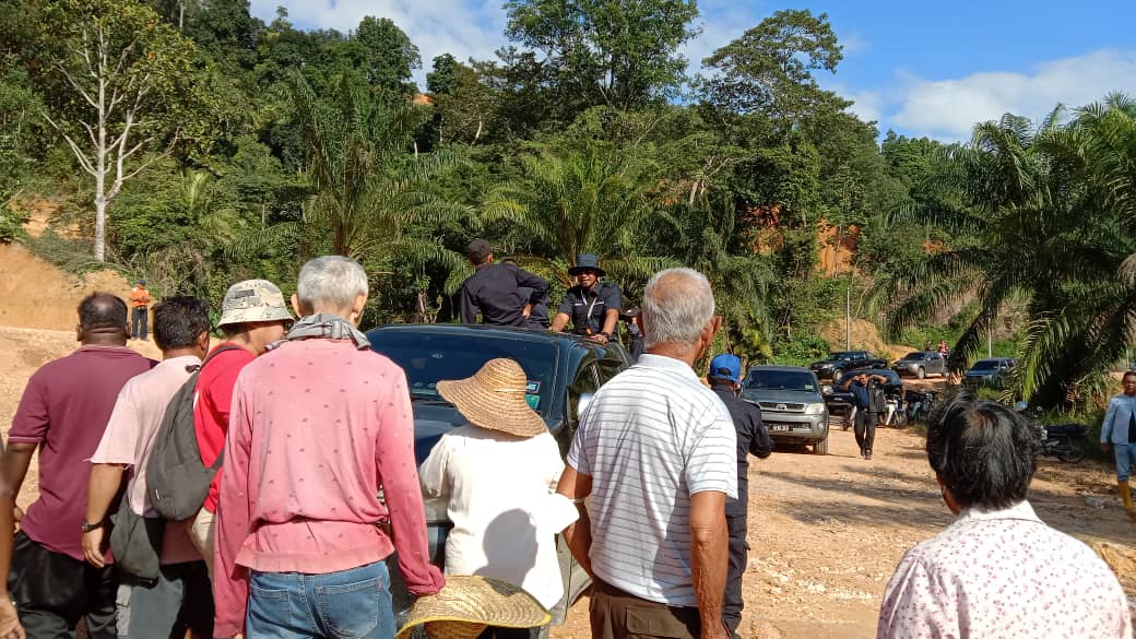 土地局驱逐拱桥农民酿碰撞 1人断齿鼻流血