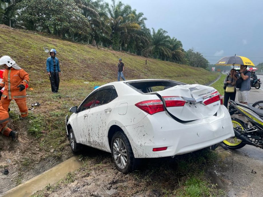 在南北大道援助抛锚车 3车2摩托车被撞2人亡