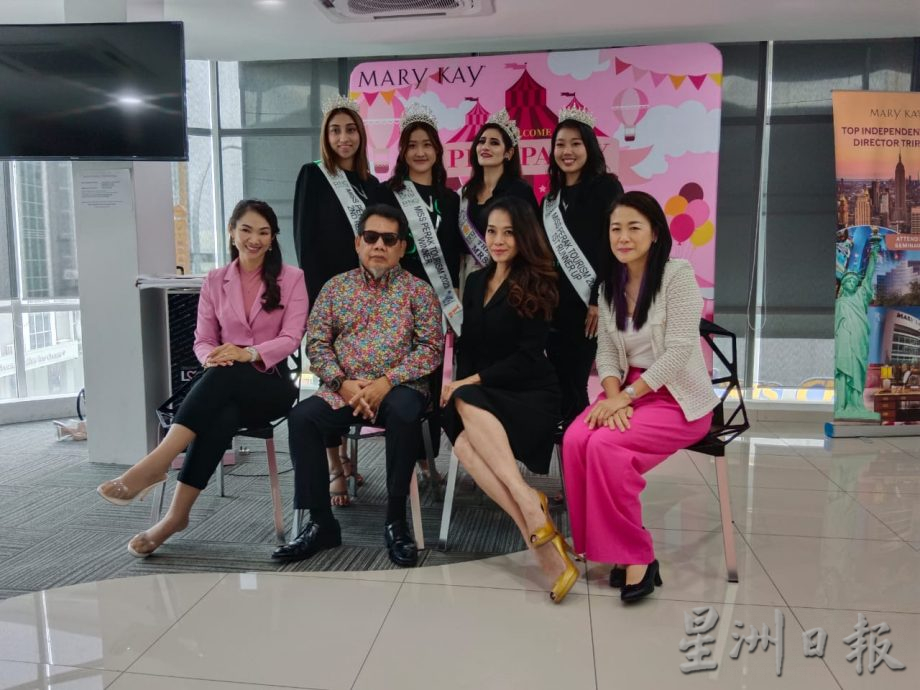 备战全国赛 霹旅游小姐三甲美妆训练