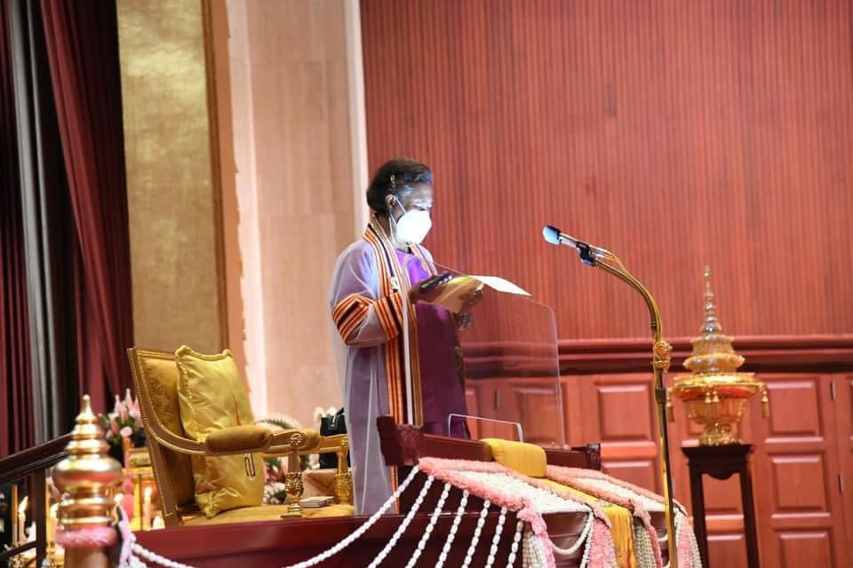 大学毕业礼遇停电 诗琳通持手电筒发言赢赞