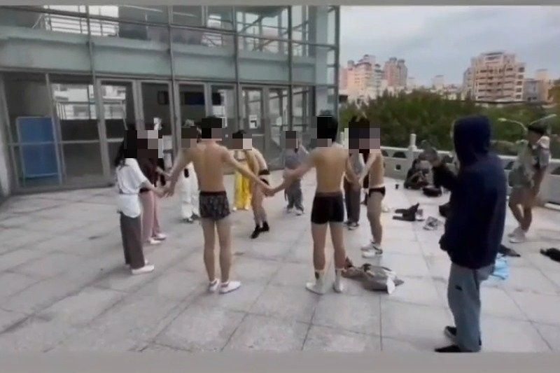 大学联谊脱到剩内裤 校方证实已口头警告