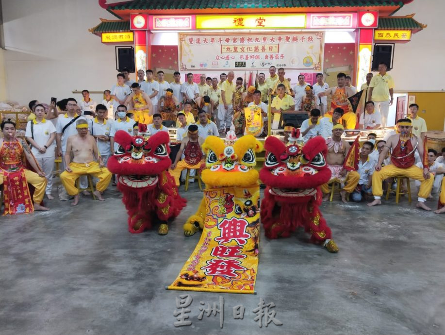 大年斗母宫聘世界狮王 高桩舞狮庆九皇诞