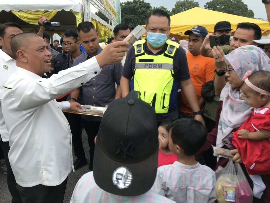 大臣:本地米重新包装变“进口”米 商家做法对民不公平