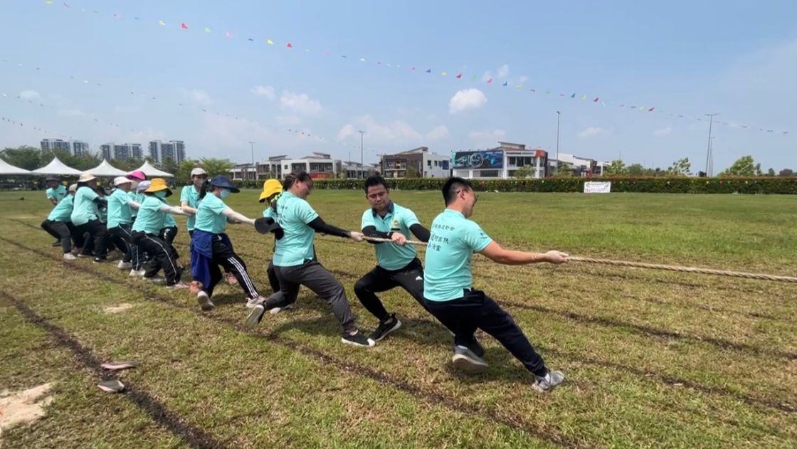 大都会//封面//电访学校跟进烟霾