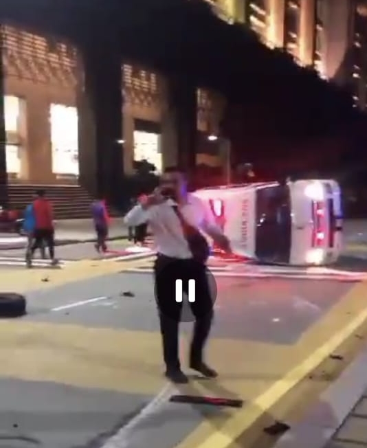 大都会/布城救护车与轿车相撞