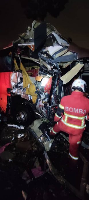 大都会/长途巴士撞大树,造成1死5伤夺命车祸!/4图