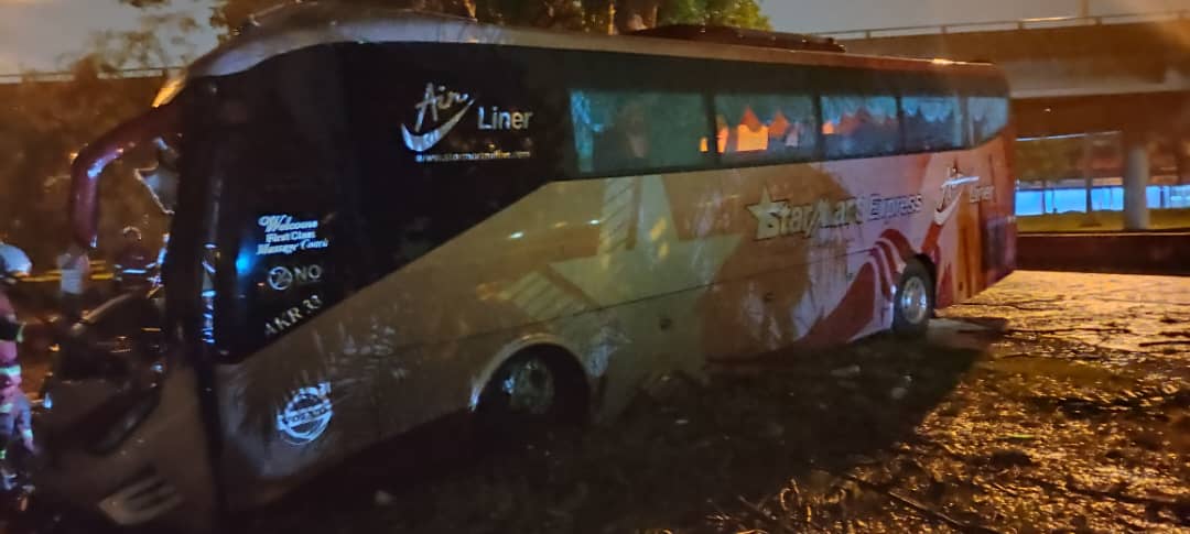 大都会/长途巴士撞大树,造成1死5伤夺命车祸!/4图