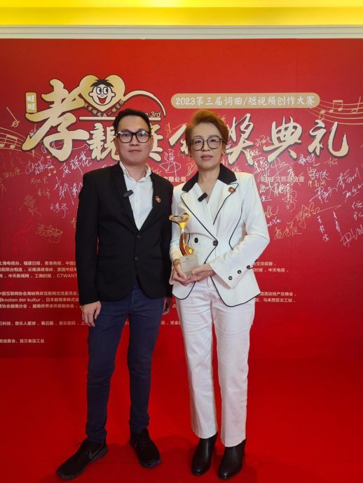 大马创作《老花眼镜》扬威上海 文章现场合唱喊感动