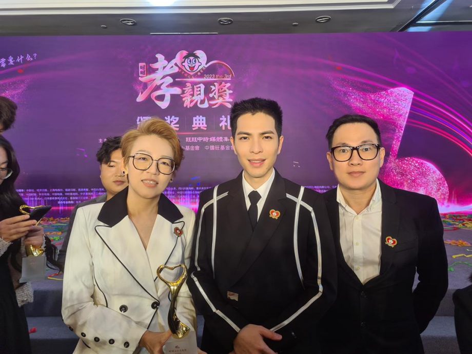 大马创作《老花眼镜》扬威上海 文章现场合唱喊感动